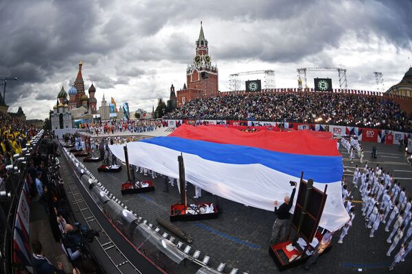 莫斯科城市日慶典開幕式在紅場舉行，圖為開幕式上的俄羅斯國旗 - 俄羅斯衛星通訊社