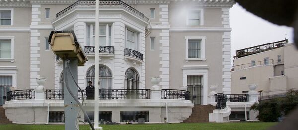 Сотрудник полиции стоит в оцеплении у здания российского торгового представительства в Вашингтоне - 俄罗斯卫星通讯社