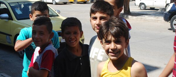 叙利亚孩子希望生活能回到从前那样,好让他们能再去上学。 叙利亚孩子希望生活能回到从前那样,好让他们能再去上学。 - 俄罗斯卫星通讯社