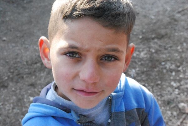 敘利亞孩子稱，封鎖解除後，生活變好了：雖然還是很傷心，親人再也不在身邊了。 - 俄羅斯衛星通訊社