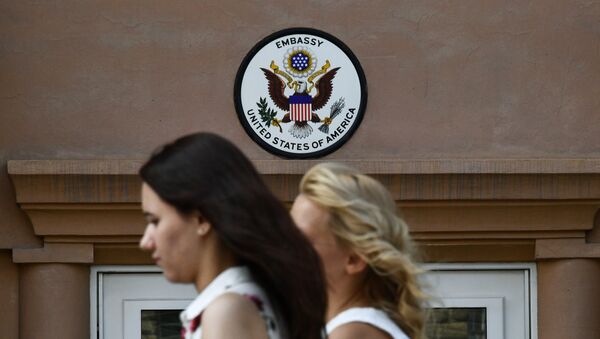 Вывеска у входа в здание посольства США в Москве - 俄罗斯卫星通讯社