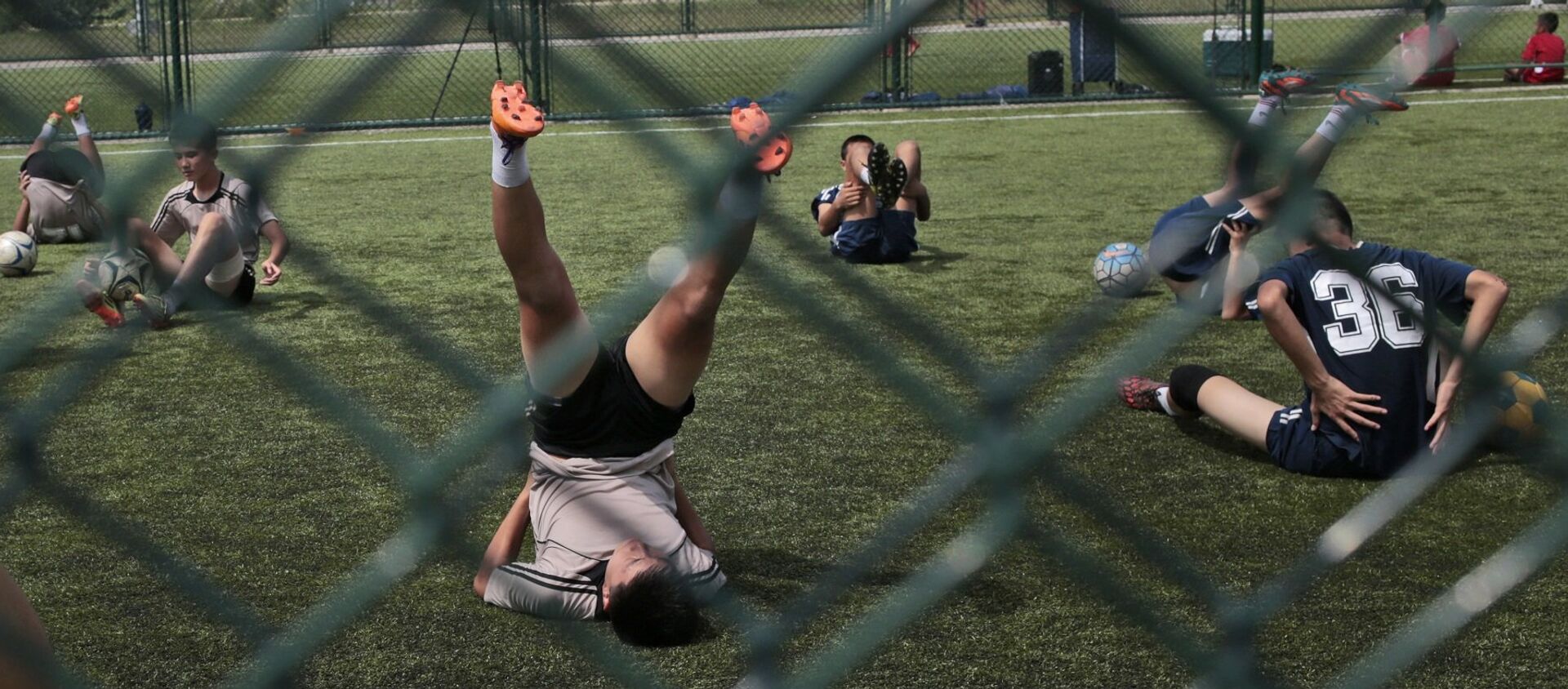 Young soccer players stretch during a practice at Pyongyang International Football School in Pyongyang - 俄罗斯卫星通讯社, 1920, 16.05.2021