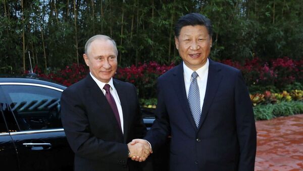 Russian President Vladimir Putin and Chinese President Xi Jinping shake hands - 俄罗斯卫星通讯社