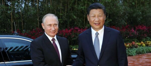 Russian President Vladimir Putin and Chinese President Xi Jinping shake hands - 俄罗斯卫星通讯社