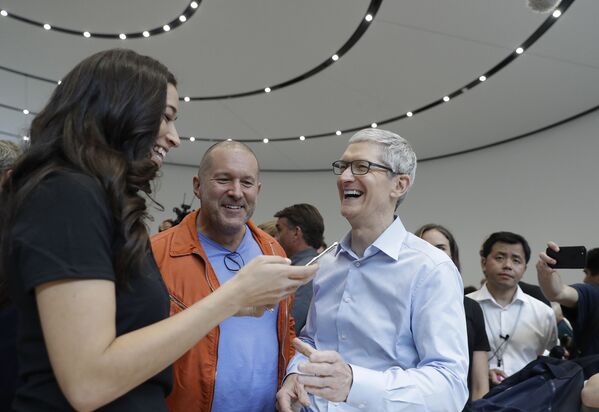 蘋果CEO蒂姆·庫克展示iPhone X - 俄羅斯衛星通訊社