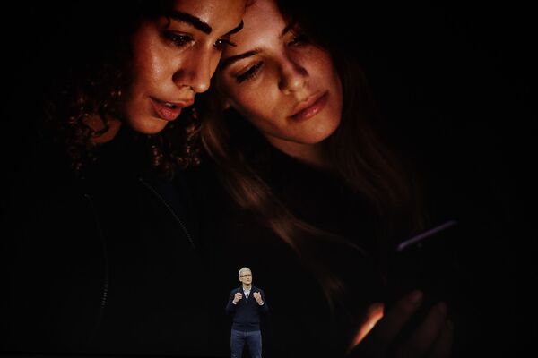 苹果CEO蒂姆·库克展示iPhone X - 俄罗斯卫星通讯社