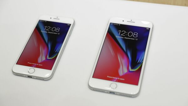 台湾出售的iPhone Plus在充电时“肿了” - 俄罗斯卫星通讯社
