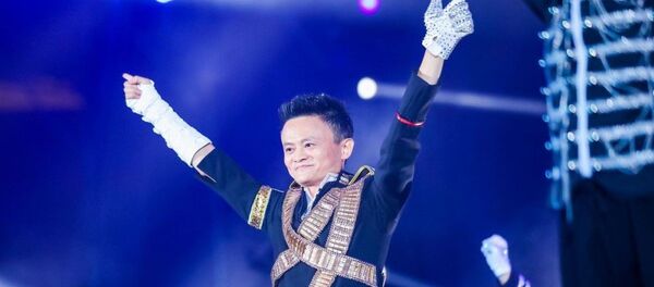 阿里巴巴创始人马云穿着和迈克尔·杰克逊演出时曾穿过的衣服一样的服装对4万名员工表演 - 俄罗斯卫星通讯社