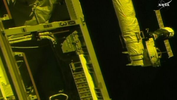 “联盟MS-06”飞船与国际空间站对接及空间站科学家迎接飞船乘员的画面 - 俄罗斯卫星通讯社