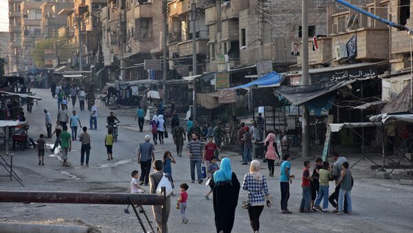 A general view shows Syrians walking down a street in the eastern city of Deir Ezzor - 俄罗斯卫星通讯社