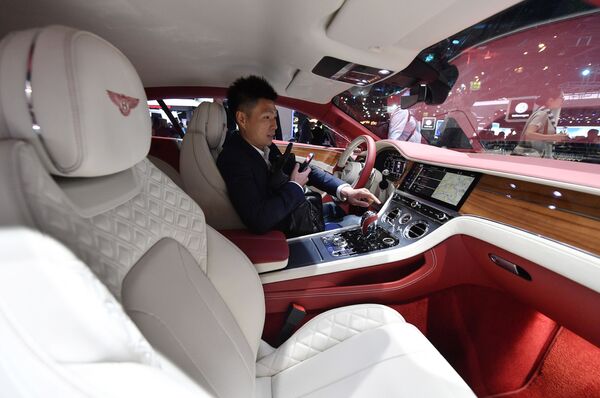 一名男子駕駛賓利（Bentley）汽車 - 俄羅斯衛星通訊社