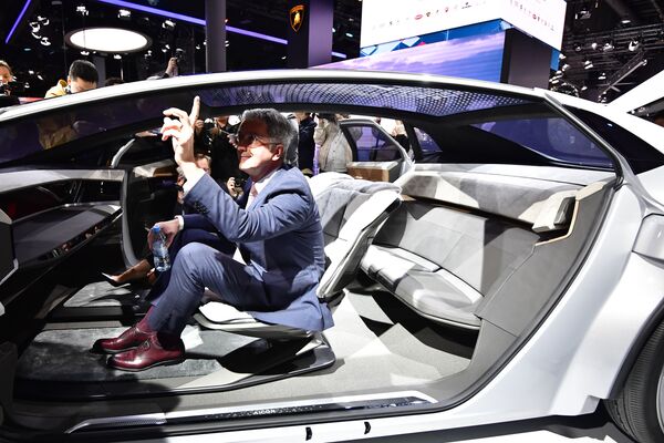 奧迪股份公司（Audi AG）理事會主席魯伯特·施塔德勒（Rupert Stadler）在全新自動駕駛概念車Audi Aicon車前擺拍 - 俄羅斯衛星通訊社