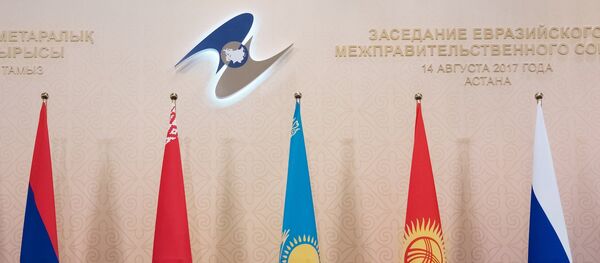 Флаги Евразийского экономического сообщества, Армении, Белоруссии, Казахстана, Киргизии и России (слева направо) - 俄罗斯卫星通讯社