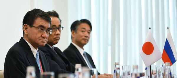 Министр иностранных дел Японии Таро Коно (слева) во время встречи с первым заместителем председателя правительства РФ Игорем Шуваловым в рамках Восточного экономического форума во Владивостоке - 俄罗斯卫星通讯社