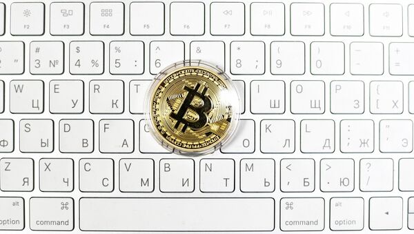 Сувенирная монета криптовалюты биткойн в MaRSe Bitcoin Center в Москве - 俄羅斯衛星通訊社