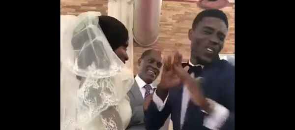 新朗揭開新娘面紗一刻開心到手舞足蹈 - 俄羅斯衛星通訊社