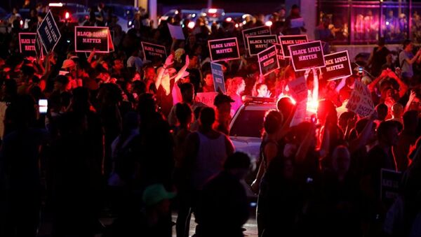 美警方认定圣路易斯的抗议活动非法并大规模逮捕抗议者 - 俄罗斯卫星通讯社