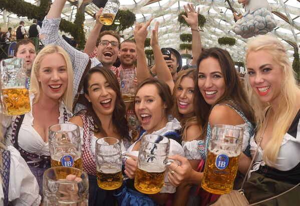 參加慕尼黑啤酒節的遊客 - 俄羅斯衛星通訊社