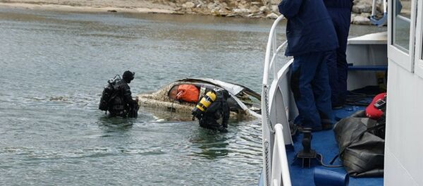 俄贝加尔湖大扫除救援人员从湖底打捞出近百辆汽车和一架飞机 俄贝加尔湖大扫除救援人员从湖底打捞出近百辆汽车和一架飞机 - 俄罗斯卫星通讯社