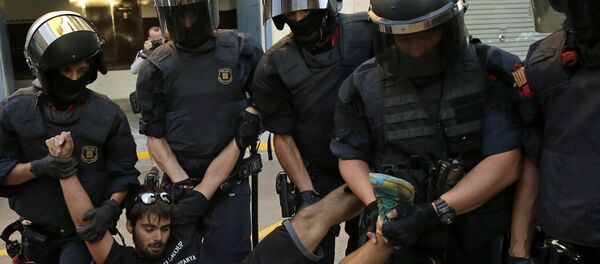 11名执法人员在加泰罗尼亚公投期间的冲突中受伤 11名执法人员在加泰罗尼亚公投期间的冲突中受伤 - 俄罗斯卫星通讯社