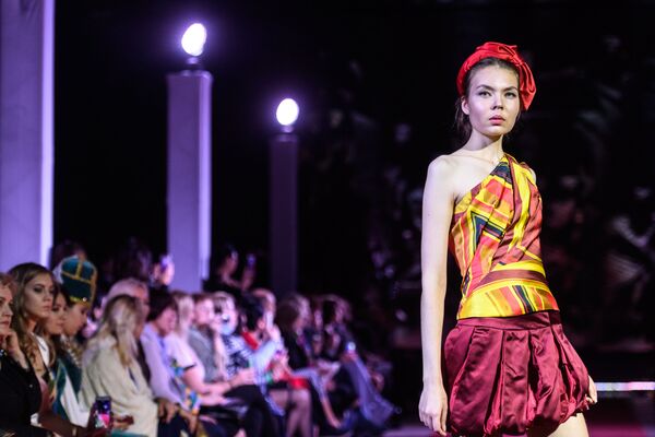 模特展示设计师瓦连金·尤达什金设计的一件新款服饰 - 俄罗斯卫星通讯社