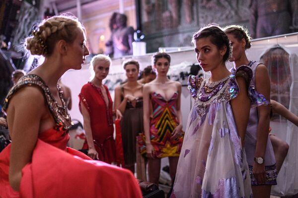 莫斯科“2017年国际民族文化节”时装秀开场前的模特。 - 俄罗斯卫星通讯社