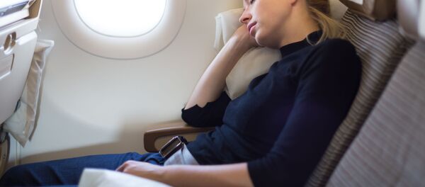 Спящая девушка на борту самолета Спящая девушка на борту самолета - 俄罗斯卫星通讯社