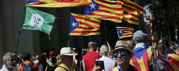 媒体:两千人聚集巴塞罗那政府大楼前抗议搜查行动 媒体:两千人聚集巴塞罗那政府大楼前抗议搜查行动 - 俄罗斯卫星通讯社