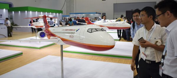 Посетители на 17-м Пекинском авиакосмическом салоне рассматривают модель самолета ARJ21 Посетители на 17-м Пекинском авиакосмическом салоне рассматривают модель самолета ARJ21 - 俄羅斯衛星通訊社