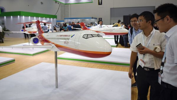 Посетители на 17-м Пекинском авиакосмическом салоне рассматривают модель самолета ARJ21 - 俄羅斯衛星通訊社