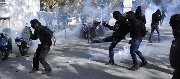 巴黎警方向抗议法国劳动法改革的游行人群投掷催泪瓦斯 - 俄罗斯卫星通讯社