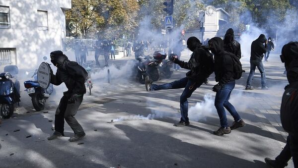 巴黎警方向抗議法國勞動法改革的遊行人群投擲催淚瓦斯 - 俄羅斯衛星通訊社
