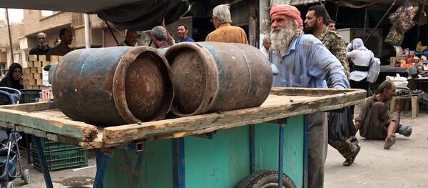 俄军人在离代尔祖尔不远的幼发拉底河上建成一座装备转运桥 - 俄罗斯卫星通讯社