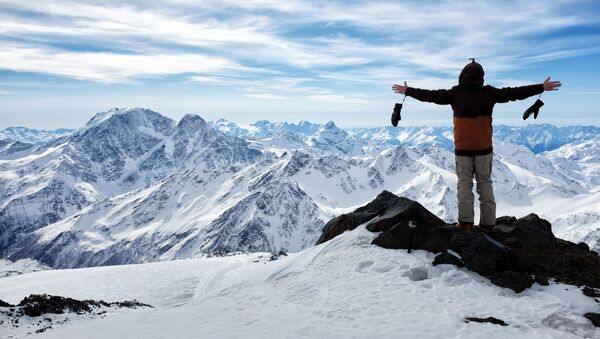 Турист на высоте 4400 метров в горах Эльбруса в Кабардино-Балкарии - 俄罗斯卫星通讯社