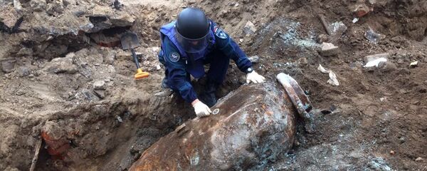 Сотрудники центра по проведению спасательных операций особого риска Лидер МЧС России обезвредили в Москве немецкую фугасную авиабомбу времён Великой Отечественной войны. - 俄罗斯卫星通讯社