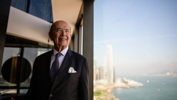 US Commerce Secretary Wilbur Ross poses before a round table briefing in Hong Kong - 俄罗斯卫星通讯社
