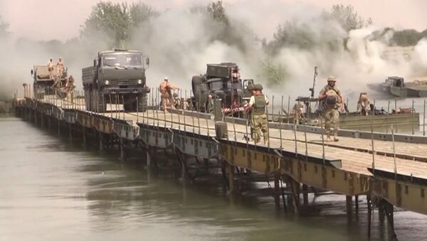 俄军人在幼发拉底河上建桥 - 俄罗斯卫星通讯社
