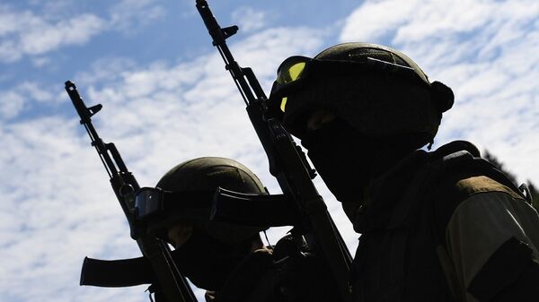 俄军南部集群部队突击队在靶场进行战斗协调训练