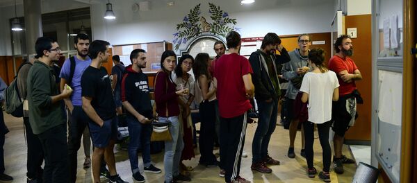 加泰罗尼亚人在巴塞罗那投票站排队投票 加泰罗尼亚人在巴塞罗那投票站排队投票 - 俄罗斯卫星通讯社