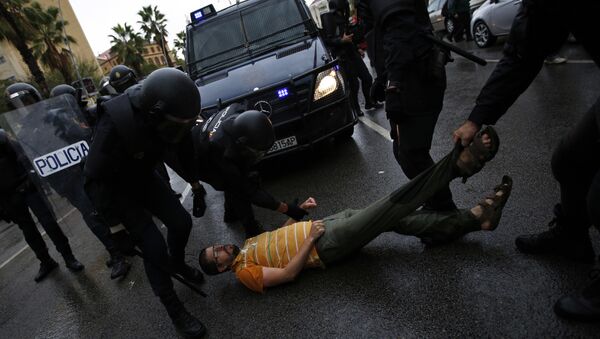 巴塞罗那发生抗议者与警方的冲突 - 俄罗斯卫星通讯社