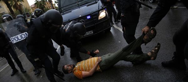 巴塞羅那發生抗議者與警方的衝突 巴塞羅那發生抗議者與警方的衝突 - 俄羅斯衛星通訊社