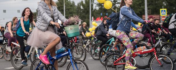 Участницы осеннего Московского Велопарада на Москворецкой набережной Участницы осеннего Московского Велопарада на Москворецкой набережной - 俄羅斯衛星通訊社