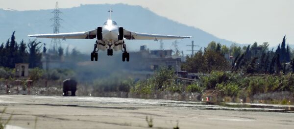 Бомбардировщик СУ-24 Воздушно-космических сил РФ совершает посадку на авиабазе Хмеймим в Сирии, 2015 год - 俄罗斯卫星通讯社