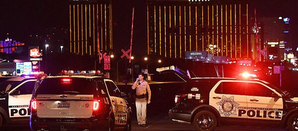 Автомобили полиции на месте стрельбы у казино Mandalay Bay в Лас-Вегасе - 俄羅斯衛星通訊社