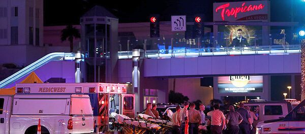 Полиция и медицинские службы на месте стрельбы у казино Mandalay Bay в Лас-Вегасе - 俄羅斯衛星通訊社