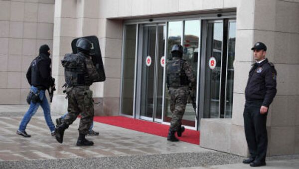 Силы безопасности Турции у входа в здание суда в Стамбуле - 俄羅斯衛星通訊社