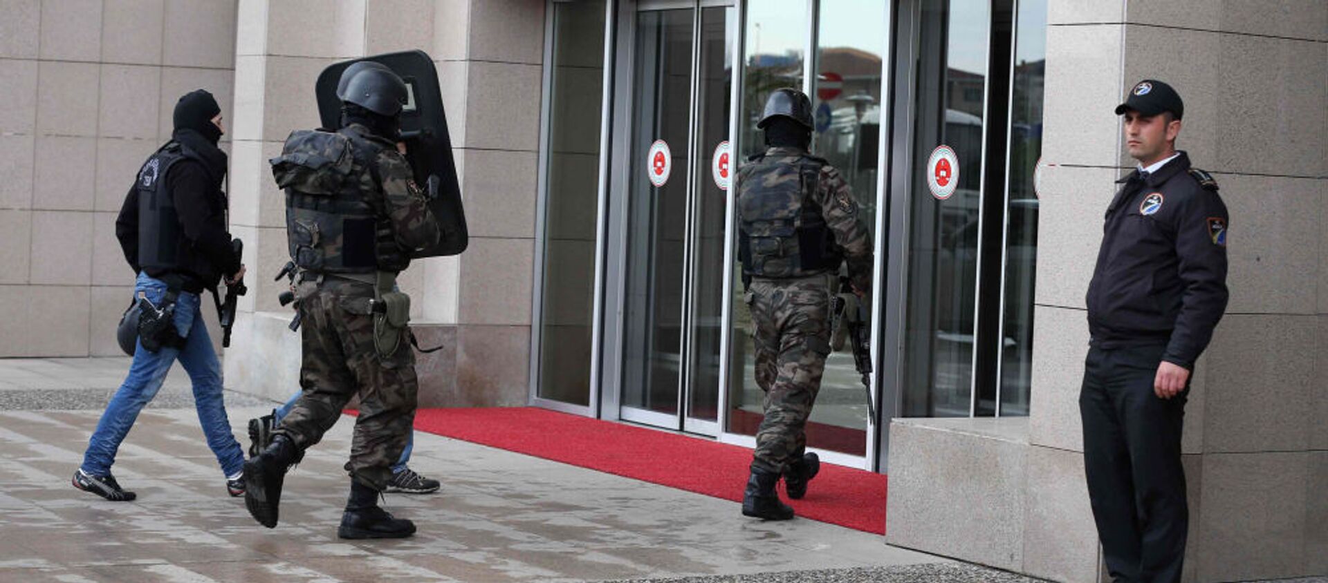 Силы безопасности Турции у входа в здание суда в Стамбуле - 俄羅斯衛星通訊社, 1920, 05.11.2021
