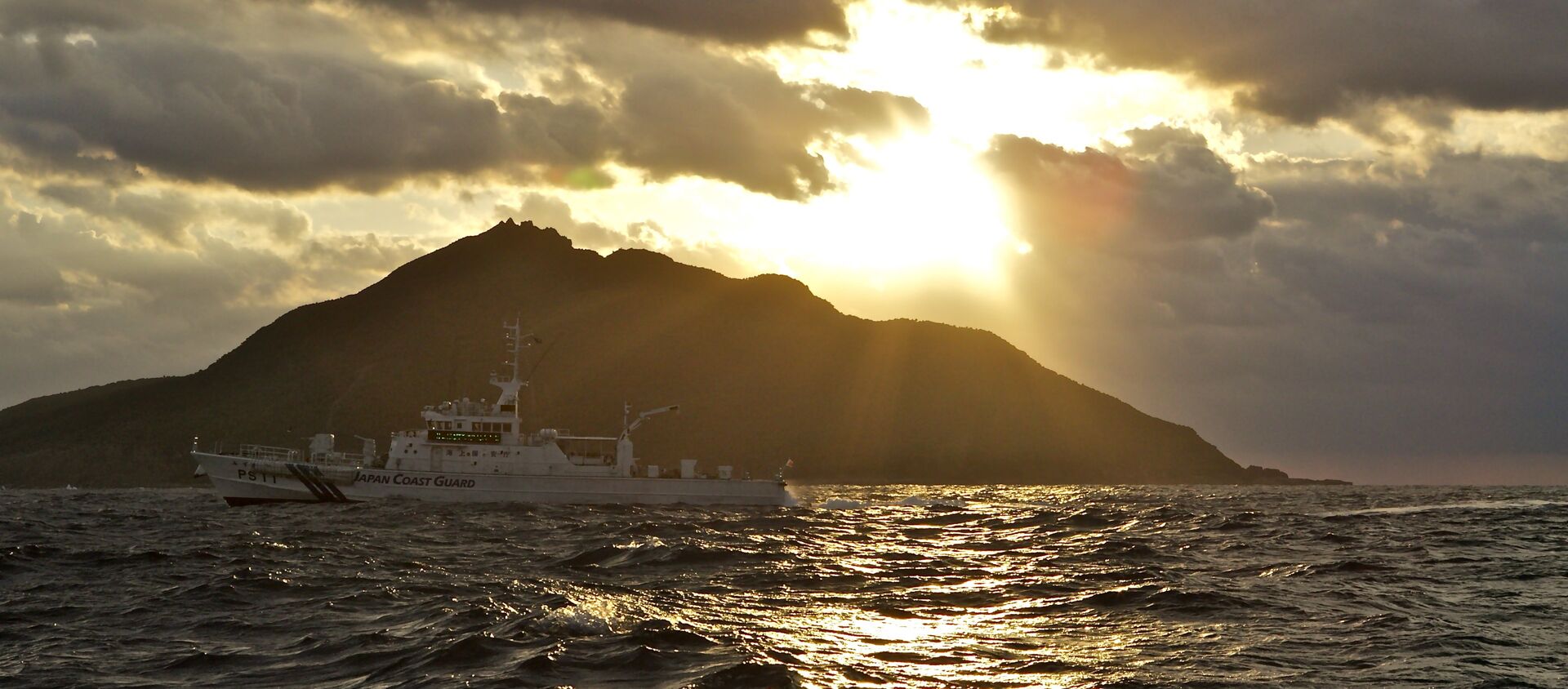 A Coast Guard patrol vessel passes by Uotsuri, the largest island in the Senkaku/Diaoyu chain - 俄罗斯卫星通讯社, 1920, 18.03.2021