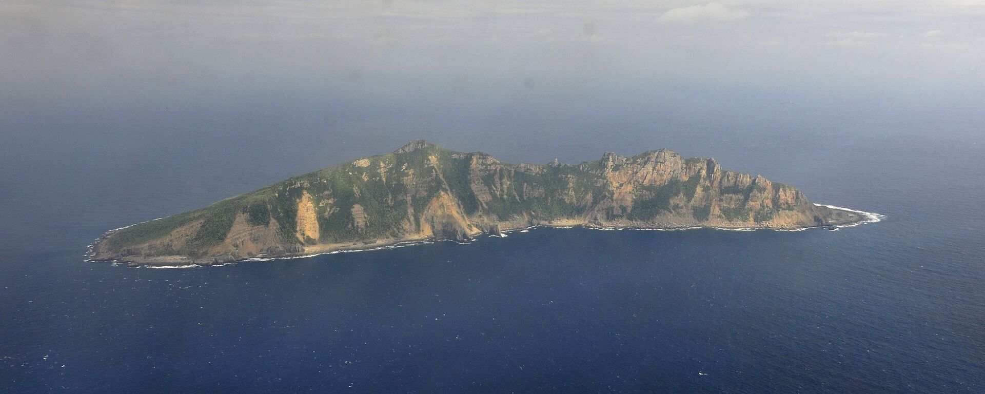 One of the small islands in the East China Sea known as Senkaku in Japanese and Diaoyu in Chinese is seen from a Chinese marine surveillance plane - 俄罗斯卫星通讯社, 1920, 30.07.2020