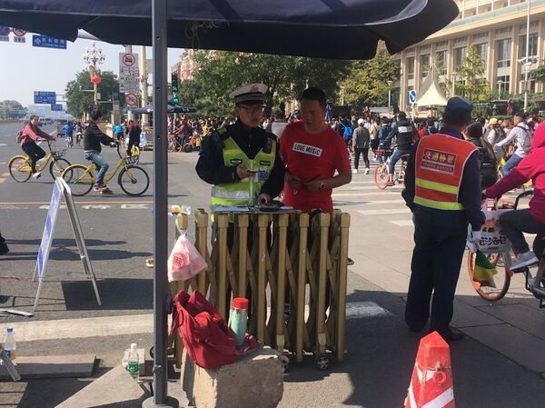 在十一黃金周的這些天內，並不是只有在公路上才發生非同尋常的案例。由於這些天許多人湧往各個景點，各地警察局也接到不少人在人群中走失的報警。 - 俄羅斯衛星通訊社